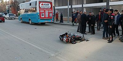 KAHRAMANMARAŞ’TA OTOMOBİLLE ÇARPIŞAN MOTOSİKLET SÜRÜCÜSÜ OTOBÜSÜN ALTINDA KALDI