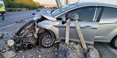 KAHRAMANMARAŞ’TA OTOMOBİLLE MOTOSİKLET ÇARPIŞTI: 2 AĞIR YARALI