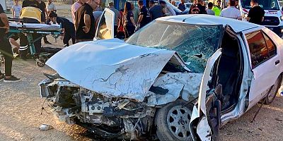 KAHRAMANMARAŞ’TA PANELVAN İLE OTOMOBİL KAFA KAFAYA ÇARPIŞTI: 3 YARALI