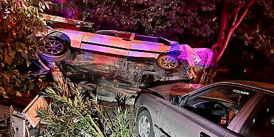 KAHRAMANMARAŞ’TA POLİSTEN KAÇAN OTOMOBİL PARK HALİNDEKİ ARAÇLARA ÇARPTI