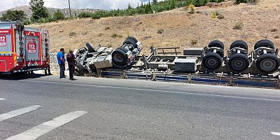 KAHRAMANMARAŞ’TA SAMAN YÜKLÜ TIR DEVRİLDİ: 1 YARALI