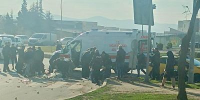 KAHRAMANMARAŞ’TA SEPETLİ MOTOSİKLET İLE TİCARİ TAKSİ ÇARPIŞTI: 2 YARALI