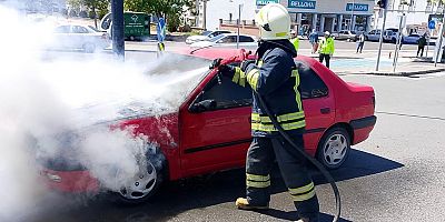 KAHRAMANMARAŞ’TA SEYİR HALİNDEKİ OTOMOBİL ALEV ALDI 