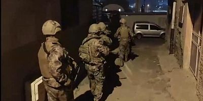Kahramanmaraş’ta Kaçakçılık ve Organize Suçlarla Mücadele Şube Müdürlüğü tarafından düzenlenen operasyonda çok sayıda silah ele geçirildi.