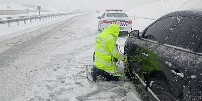 KAHRAMANMARAŞ’TA SÜRÜCÜLERİN YARDIMINA JANDARMA KOŞTU