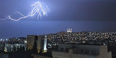 KAHRAMANMARAŞ’TA TARLADA YILDIRIM İSABET ETTİ: 1 KİŞİ AĞIR YARALANDI