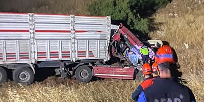 KAHRAMANMARAŞ'TA TIR ŞARAMPOLE UÇTU: 1 YARALI 