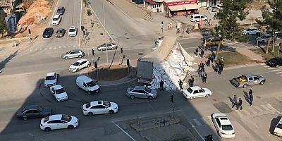 KAHRAMANMARAŞ’TA TIRIN DORSESİ TAŞIDIĞI YÜKE DAYANAMADI. TAŞIDIĞI YÜK YOLA SAÇILDI