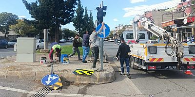  KAHRAMANMARAŞ'TA TRAFİK İŞARET VE İŞARETÇİLERİNİN  BAKIMI SÜRÜY