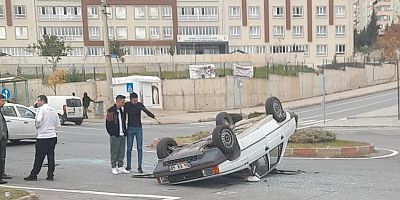 KAHRAMANMARAŞ’TA TRAFİK KAZASINDA OTOMOBİL TAKLA ATTI: 3 YARALI