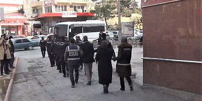 KAHRAMANMARAŞ’TA UYUŞTURUCU OPERASYONU: 7 TUTUKLAMA

Kahramanmaraş’ta polis ekipleri tarafından düzenlenen uyuşturucu operasyonunda 43 binin üzerinde uyuşturucu madde ele geçirilirken