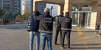 Kahramanmaraş’ta Narkotik Suçlarla Mücadele Şube Müdürlüğü tarafından gerçekleştirilen operasyon sonucu uyuşturucu madde ticareti şüphesiyle 2 şahıs yakalandı.
