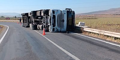KAHRAMANMARAŞ’TA VİRAJI ALAMAYAN TIR DEVRİLDİ