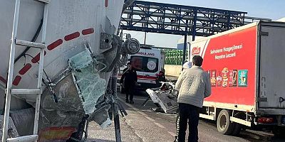 KAHRAMANMARAŞ’TA YAKIT TANKERİ İLE KAMYONET ÇARPIŞTI: 1’İ AĞIR 2 YARALI