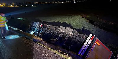 KAHRAMANMARAŞ’TA YARDIM TIRI ŞARAMPOLE DEVRİLDİ