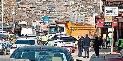  KAHRAMANMARAŞ’TA YAŞLI ADAM KAMYONUN ALTINDA KALDI