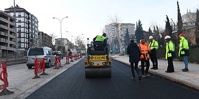 KAHRAMANMARAŞ’TA YOL KONFORU İÇİN ASFALT MESAİSİ HIZ KESMEDEN SÜRÜYOR