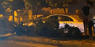 Kahramanmaraş’ta yola fırlayan köpeğe çarpmamak için manevra yapan otomobil orta refüje çarptı.