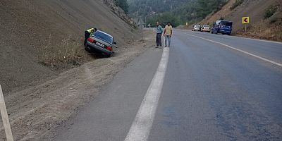 KAHRAMANMARAŞ’TA YOLDAN ÇIKAN OTOMOBİL TOPRAK ZEMİNE ÇARPTI: 1 YARALI