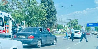 KAHRAMANMARAŞ’TA YOLUN KARŞISINA GEÇMEK İSTEYEN YAYAYA OTOMOBİL ÇARPTI
