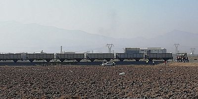 KAHRAMANMARAŞ’TA YÜK TRENİ İLE OTOMOBİL ÇARPIŞTI