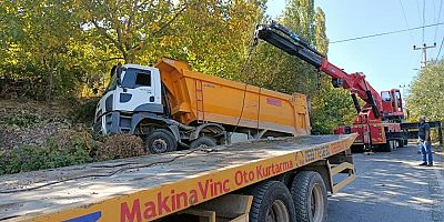 KAHRAMANMARAŞ’TA ZİFT YÜKLÜ KAMYON BAHÇE DUVARINA ÇARPTI