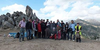 bu hafta Andırın ilçe sınırları içerisinde yer alan Torul Dağı zirvesine zorlu bir tırmanış gerçekleştirdi.