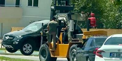 KAHRAMANMARAŞ TRAFİĞİNDE OTOMOBİLİ FORKLİFTLE TAŞIDI