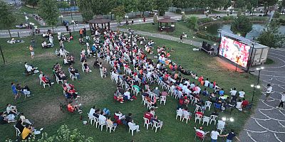 KAHRAMANMARAŞLI FUTBOLSEVERLER, MİLLİ HEYECANA DEV EKRANDAN EŞLİK ETTİ