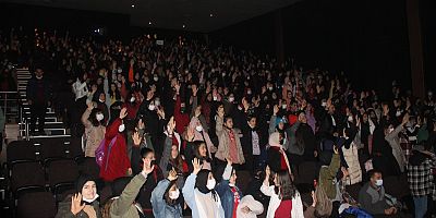 KAHRAMANMARAŞLI ÖĞRENCİLER AKİF’E YOĞUN İLGİ GÖSTERDİ