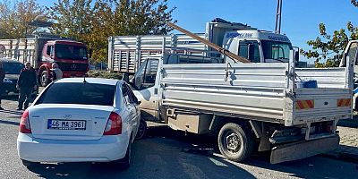 KAHRAMANMARAŞTA OTOMOBİL PARK HALİNDEKİ KAMYONA ÇARPTI 