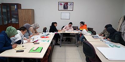 Kahramanmaraş Büyükşehir Belediyesinin Meslek Edindirme Kursları’nda yeni dönem eğitimleri tüm hızıyla sürerken Deri El Sanatları ve Hüsn-i Hat atölyeleri