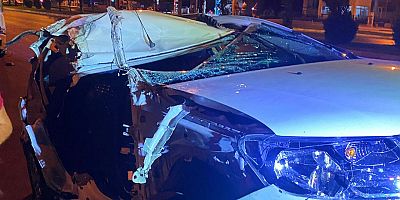 KAMYONA  ARKADAN ÇARPAN OTOMOBİL PARAMPARÇA OLDU