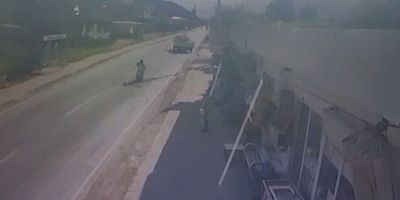 Kahramanmaraş’ta kamyonete arkadan çarpan motosiklet sürücüsü hayatını kaybetti. Kaza anı güvenlik kamerasınca görüntülendi.