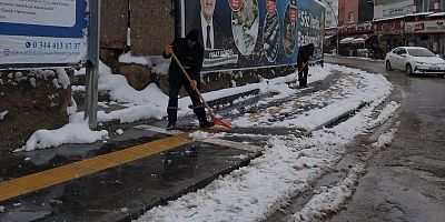 KAR YAĞIŞI SONRASI YAYA VE ARAÇ TRAFİĞİNDE GÜVENLİK İÇİN BÜYÜKŞEHİR SAHADA