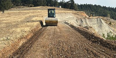 KAZANLIPINAR’DA SATHİ KAPLAMA ÖNCESİ ZEMİN İYİLEŞTİRME ÇALIŞMALARI SÜRÜYOR