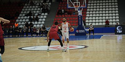 KİPAŞ İSTİKLAL SPOR’DAN DUYGUSAL ZAFER: GAZİANTEP BASKET KARŞISINDA 103-97’LİK KRİTİK GALİBİYET