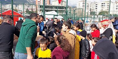 KIRGIZ ÇOCUKLAR DEPREM BÖLGESİNE OYUNCAKLARINI GÖNDERDİ