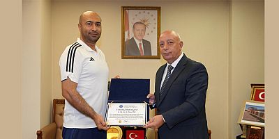 KİÜ’YE MİLLİ GURUR: ÖĞR. GÖR. HARUN JİRA’NIN GÖREV ALDIĞI U16 ÇİM HOKEYİ MİLLİ TAKIMI AVRUPA ŞAMPİYONU OLDU!