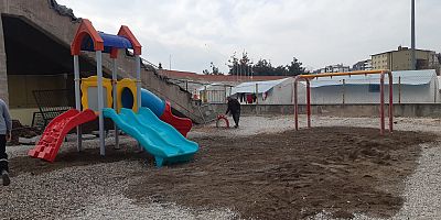 KONTEYNER VE ÇADIR KENTLERE ÇOCUKLAR İÇİN OYUN GRUPLARI