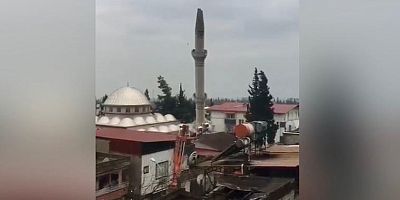 KONTROLLÜ YIKILAN MİNARE İMAM EVİNİN ÜZERİNE DÜŞTÜ