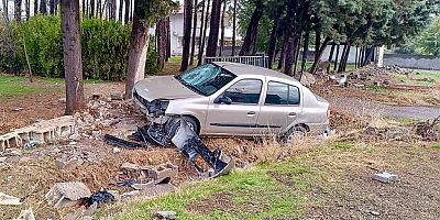 KÖPEĞE ÇARPMAMAK İÇİN MANEVRA YAPTI YOL KENARINDA BEKLEYEN ÇOCUKLARA  ÇARPTI