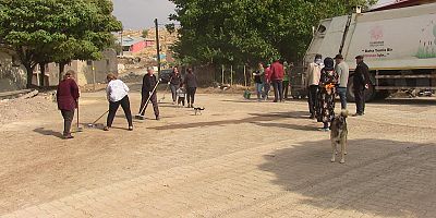  KÖY HALKIYLA BELEDİYE EKİPLERİ ÇEVRE TEMİZLİĞİ YAPTI