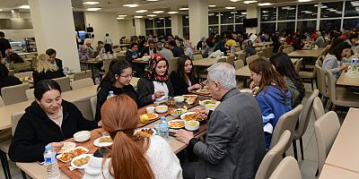 KSÜ’DE ÖĞRENCİLER İFTARDA BİR ARAYA GELDİ