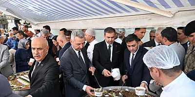 KSÜ REKTÖRÜ OKUMUŞ, GELENEKSEL AŞURE İKRAMI PROGRAMINA KATI