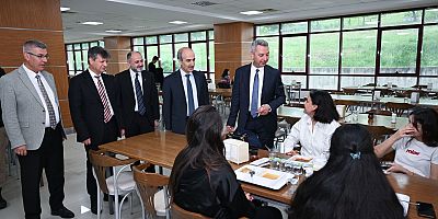 KSÜ REKTÖRÜ PROF. DR. İBRAHİM TANER OKUMUŞ ÖĞRENCİLERLE YEMEKTE BULUŞTU