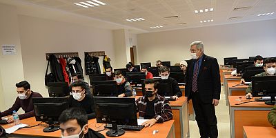 KSÜ REKTÖRÜ PROF. DR. NİYAZİ CAN, SINAV SALONLARINDA VE YOLCULUK SIRASINDA SORUNLARINI DİNLEDİ