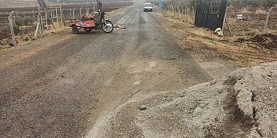 KUM YIĞINA ÇARPAN MOTOSİKLET DEVRİLDİ: 1 AĞIR 2 YARALI