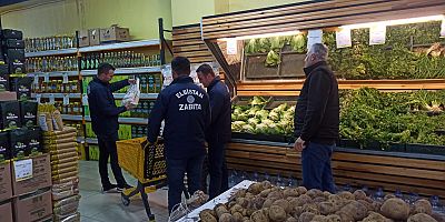 İlçe genelinde marketlere yönelik denetim yapan Elbistan Belediyesi Zabıta ekipleri