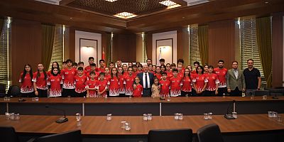 MASA TENİSİ YILDIZ-GENÇ MİLLİ TAKIMI’NDAN BAŞKAN MAHÇİÇEK’E TEŞEKKÜR ZİYARETİ